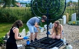 Czarny Dunajec, Podwilk. Młodzi Francuzi sprzątają cmentarze żydowskie