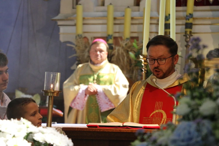 Popowo Kościelne. Poświęcenie cegły z Dzrwi Świętych bazyliki św. Piotra w Watykanie