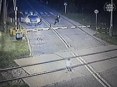 Mikołów. Dziecko bawiło się na torach. Policjanci zabrali go w ostatnim momencie