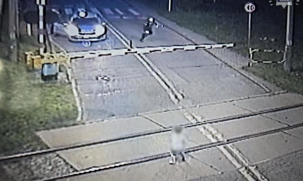 Mikołów. Dziecko bawiło się na torach. Policjanci zabrali go w ostatnim momencie