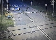 Mikołów. Dziecko bawiło się na torach. Policjanci zabrali go w ostatnim momencie