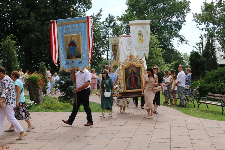 Popowo Kościelne. Poświęcenie cegły z Dzrwi Świętych bazyliki św. Piotra w Watykanie