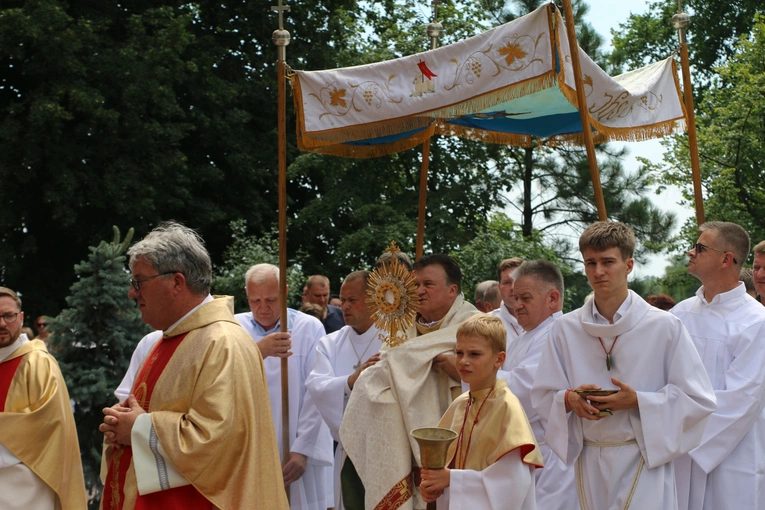 Popowo Kościelne. Poświęcenie cegły z Dzrwi Świętych bazyliki św. Piotra w Watykanie