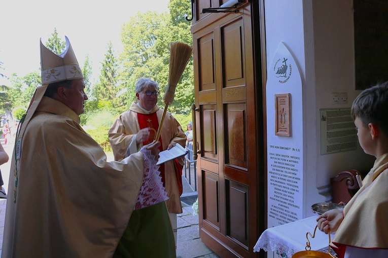Popowo Kościelne. Poświęcenie cegły z Dzrwi Świętych bazyliki św. Piotra w Watykanie