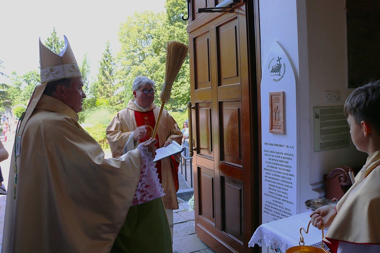 Popowo Kościelne. Poświęcenie cegły z Dzrwi Świętych bazyliki św. Piotra w Watykanie