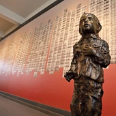 „Zagłada. Niezakończona historia Holocaustu” – książka o tym, że wychodzenie z obozu to wielopokoleniowy proces 