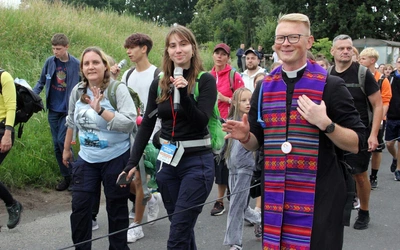 Młodzi nie chodzą na piesze pielgrzymki? To stereotyp. Poznajcie grupę nr 20