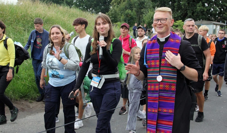 Młodzi nie chodzą na piesze pielgrzymki? To stereotyp. Poznajcie grupę nr 20