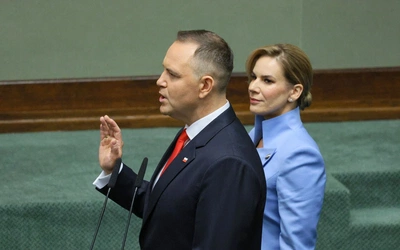 Karol Nawrocki składający prezydencką przysięgę