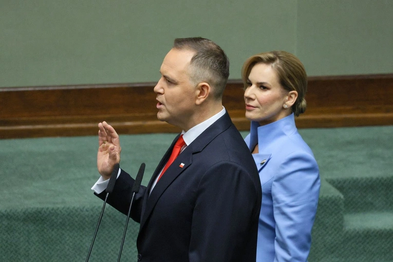 Karol Nawrocki składający prezydencką przysięgę