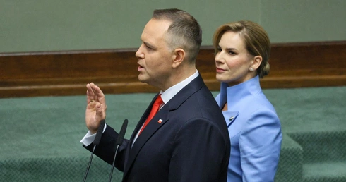 Karol Nawrocki składający prezydencką przysięgę