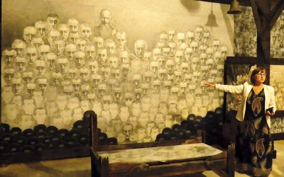 Urszula Kraus przy jednej z prac Mariana Kołodzieja poświęconych  świętemu Maksymilianowi. 