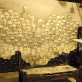 Urszula Kraus przy jednej z prac Mariana Kołodzieja poświęconych  świętemu Maksymilianowi. 