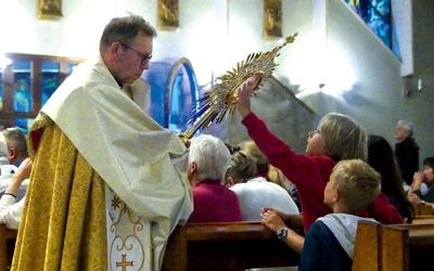  Głoszenie w domach zakończyła  Msza Święta z modlitwą o uzdrowienie. Każdy mógł przyjąć błogosławieństwo Najświętszym Sakramentem.
