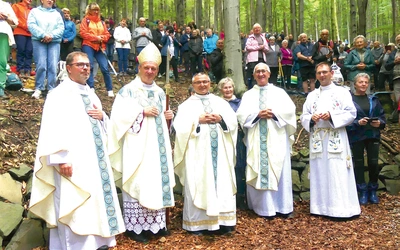  Księża z pielgrzymami na zboczu Złotej Górki.