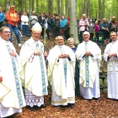  Księża z pielgrzymami na zboczu Złotej Górki.