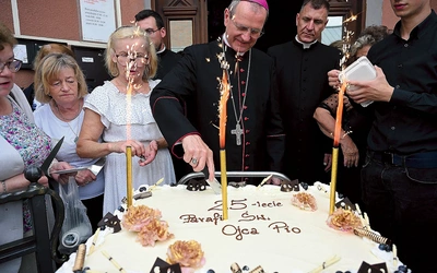 Parafianie ucztowali przy urodzinowym torcie, który podzielił arcybiskup.