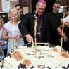 Parafianie ucztowali przy urodzinowym torcie, który podzielił arcybiskup.