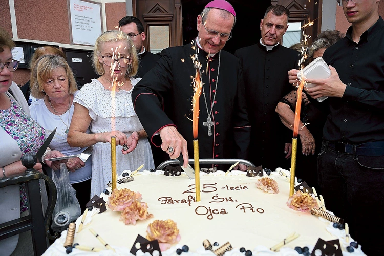 Parafianie ucztowali przy urodzinowym torcie, który podzielił arcybiskup.