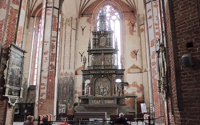 Ołtarz główny, wyrzeźbiony przez Abrahama van den Blocka, jest perłą odnowionej świątyni. 