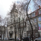 Zabytkowa świątynia przy placu Klasztornym.