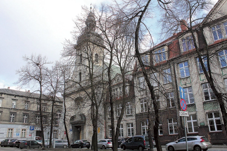 Zabytkowa świątynia przy placu Klasztornym.