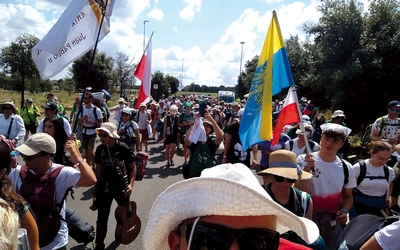 Grupa z diecezji gliwickiej w drodze  na Tor Vergata, gdzie na Mszy św.  kończącej jubileusz modliło się ponad milion młodych ludzi. 