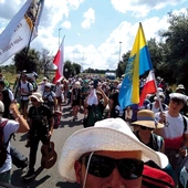 Grupa z diecezji gliwickiej w drodze  na Tor Vergata, gdzie na Mszy św.  kończącej jubileusz modliło się ponad milion młodych ludzi. 