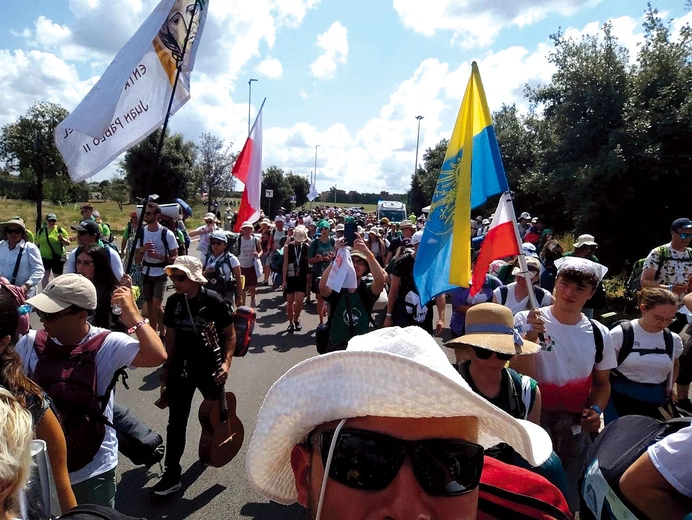 Grupa z diecezji gliwickiej w drodze  na Tor Vergata, gdzie na Mszy św.  kończącej jubileusz modliło się ponad milion młodych ludzi. 