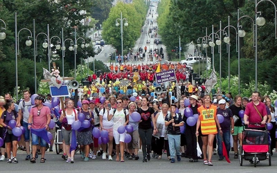  Pielgrzymi  po kilku dniach w drodze wchodzą na jasnogórskie wały. W tym roku będzie to 33. diecezjalna, ale też 379. gliwicka piesza pielgrzymka do Matki Bożej Jasnogórskiej.