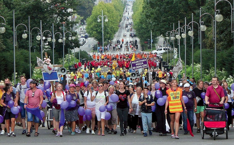  Pielgrzymi  po kilku dniach w drodze wchodzą na jasnogórskie wały. W tym roku będzie to 33. diecezjalna, ale też 379. gliwicka piesza pielgrzymka do Matki Bożej Jasnogórskiej.