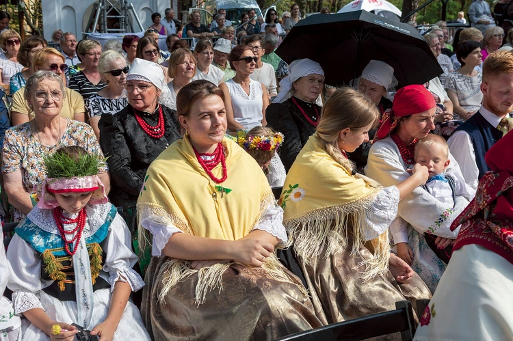  Czas sierpniowego pielgrzymowania stwarza możliwość spotkania reprezentantek różnych stanów, zawodów  i grup społecznych. 