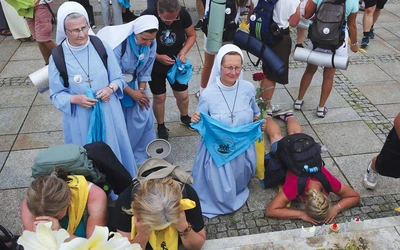 Modlitwa pątników pod figurą Matki Bożej umieszczoną na kolumnie przed sanktuarium. 