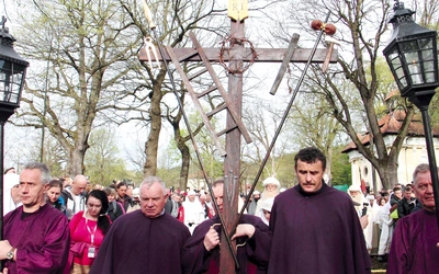 Serce samo nas do Niej prowadzi. O procesji Zaśnięcia Najświętszej Maryi Panny w Kalwarii Zebrzydowskiej