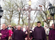 – Ufam, że niosąc ten krzyż, pomagam Panu Jezusowi zbawiać świat – wzrusza się Jan Śliz (pośrodku).