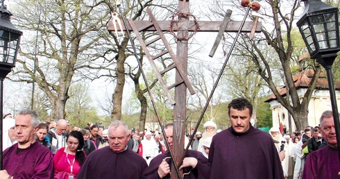 – Ufam, że niosąc ten krzyż, pomagam Panu Jezusowi zbawiać świat – wzrusza się Jan Śliz (pośrodku).