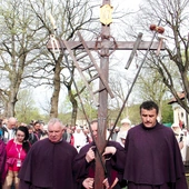 – Ufam, że niosąc ten krzyż, pomagam Panu Jezusowi zbawiać świat – wzrusza się Jan Śliz (pośrodku).