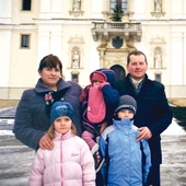 Dzieci Janiny i Jana od najmłodszych lat chłonęły klimat Kalwarii. Dziś w dorosłość wchodzą z mocną wiarą w sercach.