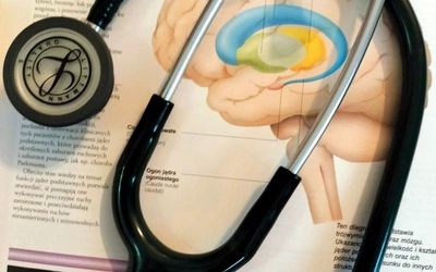 To rzadka choroba genetyczna naczyń krwionośnych w mózgu. Wiąże się z szerokim spektrum objawów.