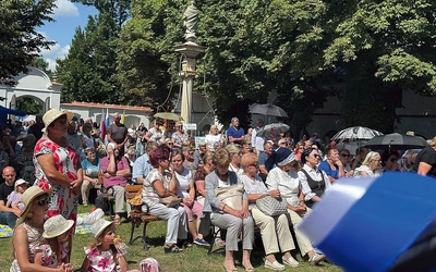 Na zaproszenie ordynariusza przybyli małżonkowie i całe rodziny.