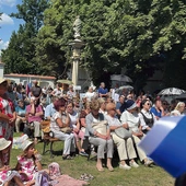 Na zaproszenie ordynariusza przybyli małżonkowie i całe rodziny.