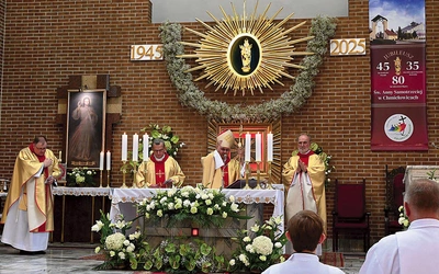 Teraz figurka św. Anny, która otoczona jest piękną glorią, znajduje się w prezbiterium kościoła.