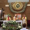 Teraz figurka św. Anny, która otoczona jest piękną glorią, znajduje się w prezbiterium kościoła.