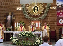 Teraz figurka św. Anny, która otoczona jest piękną glorią, znajduje się w prezbiterium kościoła.