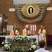 Teraz figurka św. Anny, która otoczona jest piękną glorią, znajduje się w prezbiterium kościoła.