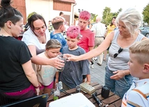 Podczas spotkania można było zobaczyć z bliska detektor, odchody i zmumifikowanego nietoperza.
