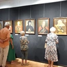 Zwiedzający mogą obejrzeć m.in. serię portretów historycznych postaci z epoki. Wystawa jest owocem współpracy między muzeami w Ciechanowie i Lublinie.