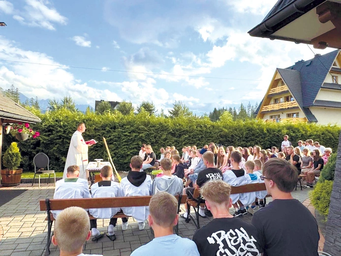 Ważnym punktem każdego dnia była Eucharystia. 