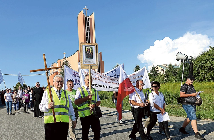 Uczestnicy zgromadzenia wyruszyli spod kościoła pw. bł. Karoliny do Skrzyszowa.