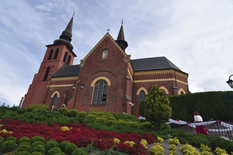 Neogotycka sylwetka kościoła komponuje się z otaczającym ją górzystym krajobrazem. 